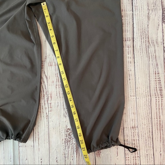 Fabletics Gray Lightweight Capri.  Size Small. EUC - Picture 7 of 13